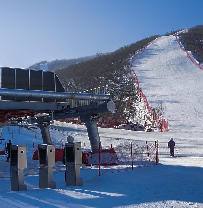 snowpark-skilifts-ski-track